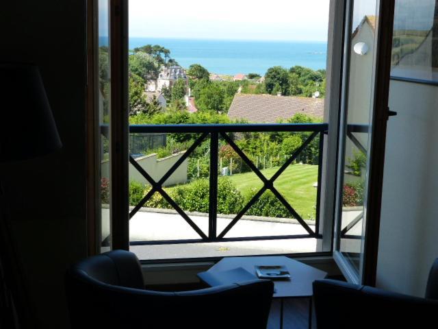 Le Ruban Bleu Face A La Mer Arromanches-les-Bains Exterior foto
